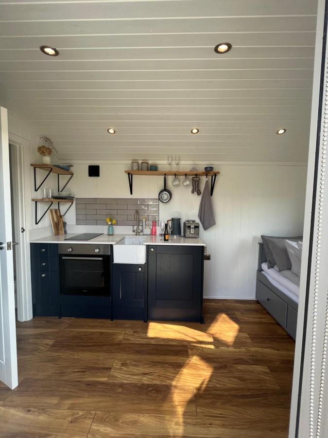 Luxury Shepherds Hut - The Sweet Pea By The Lake York Exterior foto