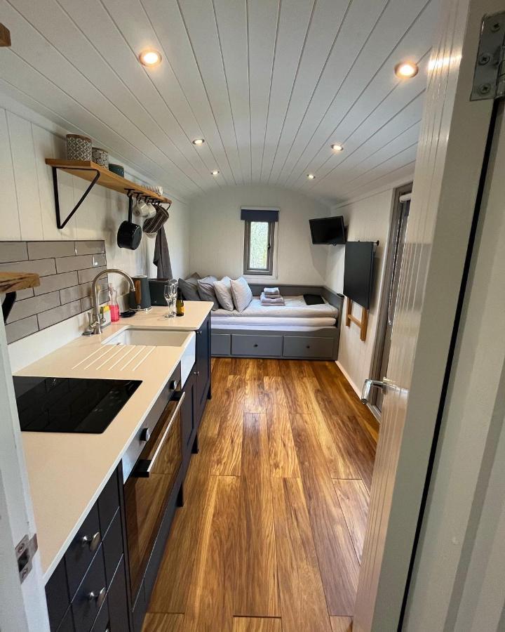 Luxury Shepherds Hut - The Sweet Pea By The Lake York Exterior foto