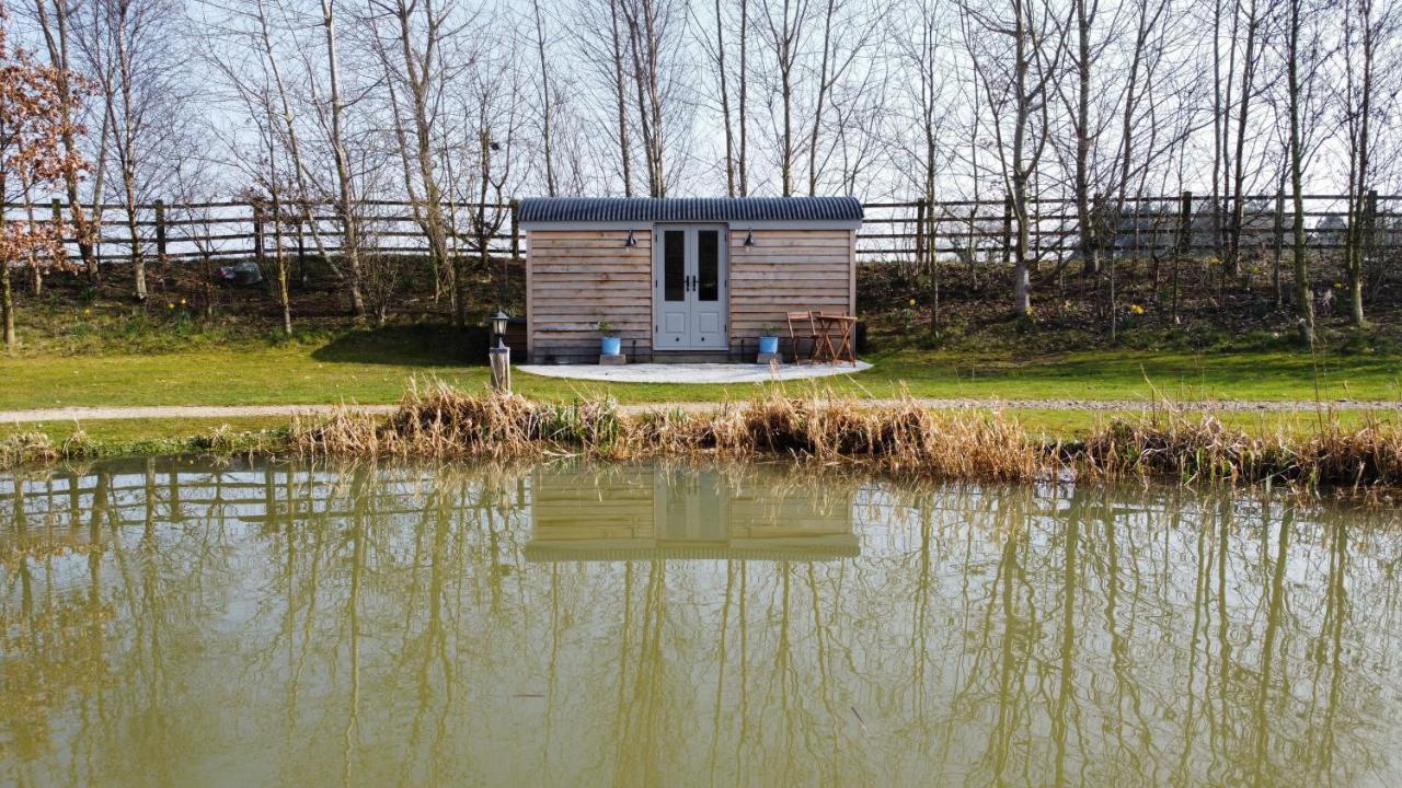 Luxury Shepherds Hut - The Sweet Pea By The Lake York Exterior foto