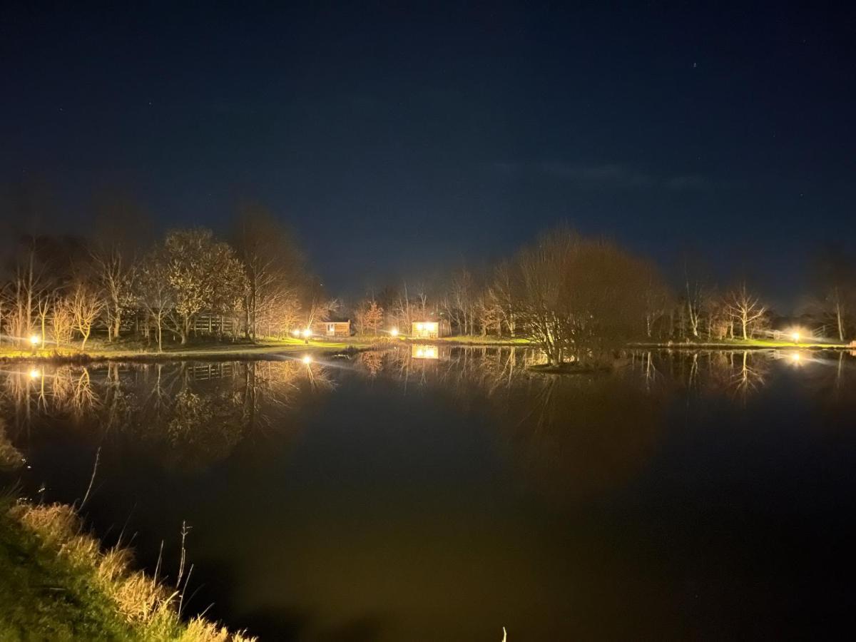 Luxury Shepherds Hut - The Sweet Pea By The Lake York Exterior foto